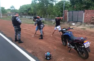 Motociclista de Teresina é preso praticar o 'grau' na zona rural de Campo Maior (Foto: Reprodução)