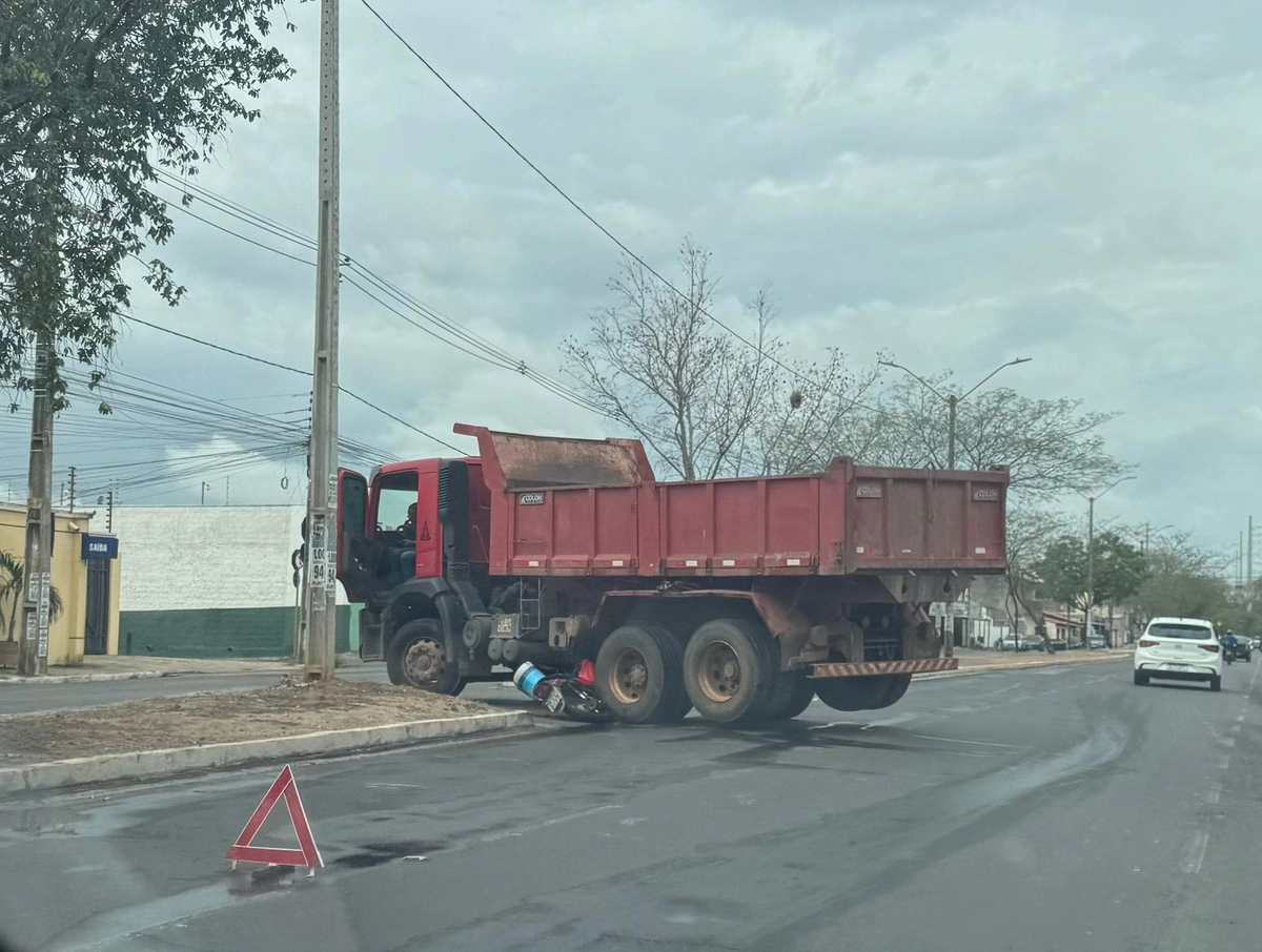Motoqueiro escapa da morte após moto para debaixo de caminhão em Teresina
