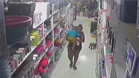 Mulher é flagrada furtando chinela enquanto segura criança no colo em Teresina (Foto: Reprodução)