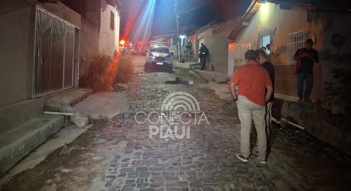 Mulher é morta com vários tiros e corpo fica estendido no meio da rua em Floriano