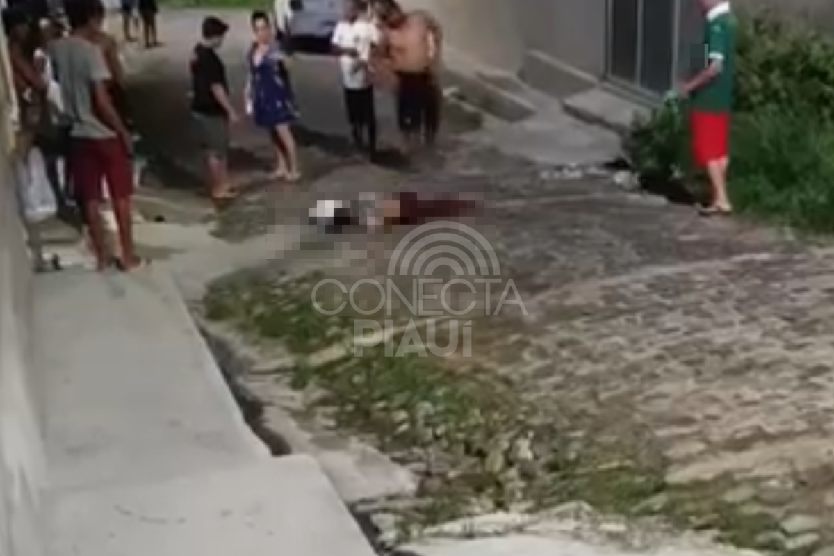 Mulher é morta com vários tiros e corpo fica estendido no meio da rua em Floriano