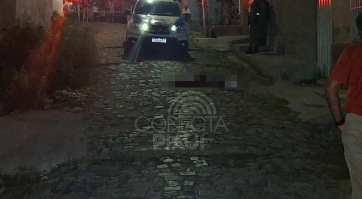 Mulher é morta com vários tiros e corpo fica estendido no meio da rua em Floriano