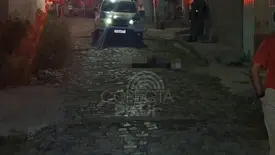 Mulher é morta com vários tiros e corpo fica estendido no meio da rua em Floriano (Foto: TV Conecta)
