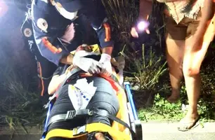 Mulher fica gravemente ferida após ser derrubada de moto durante assalto no Piauí (Foto: Reprodução)