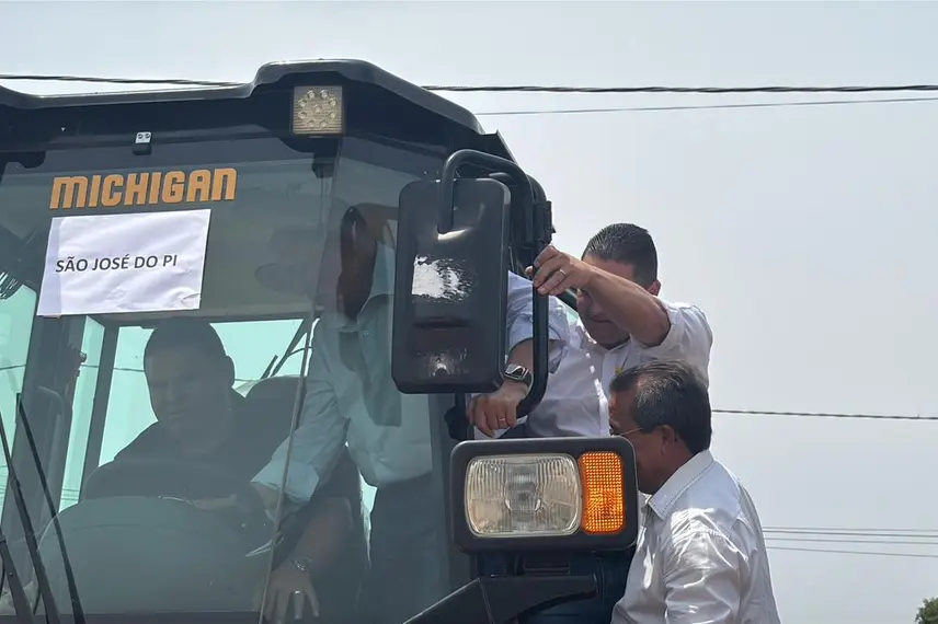 Municípios do Piauí recebem máquinas do PROMAQ para fortalecer infraestrutura