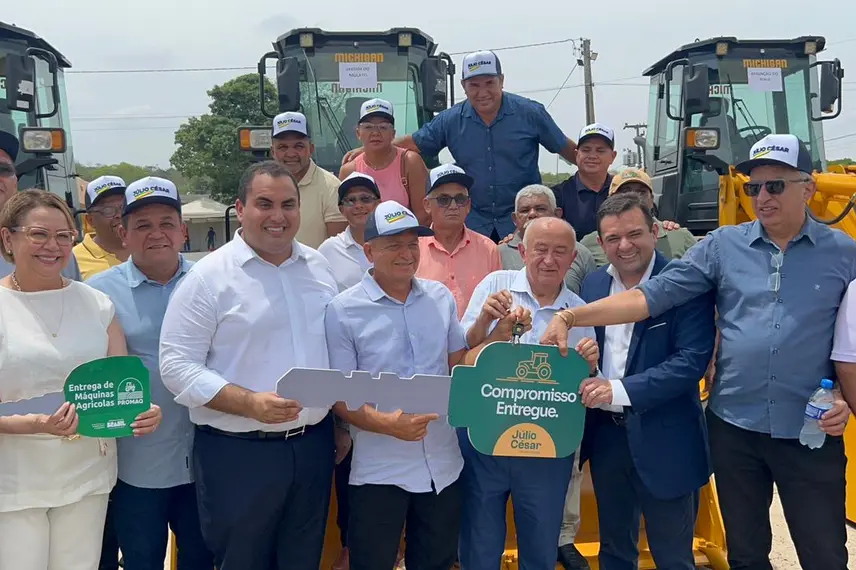 Municípios do Piauí recebem máquinas do PROMAQ para fortalecer infraestrutura
