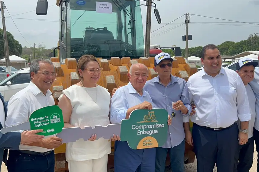 Municípios do Piauí recebem máquinas do PROMAQ para fortalecer infraestrutura