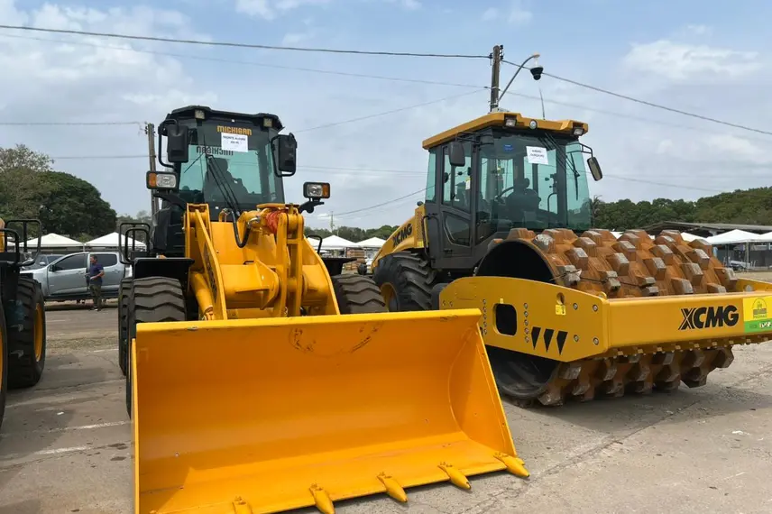 Municípios do Piauí recebem máquinas do PROMAQ para fortalecer infraestrutura