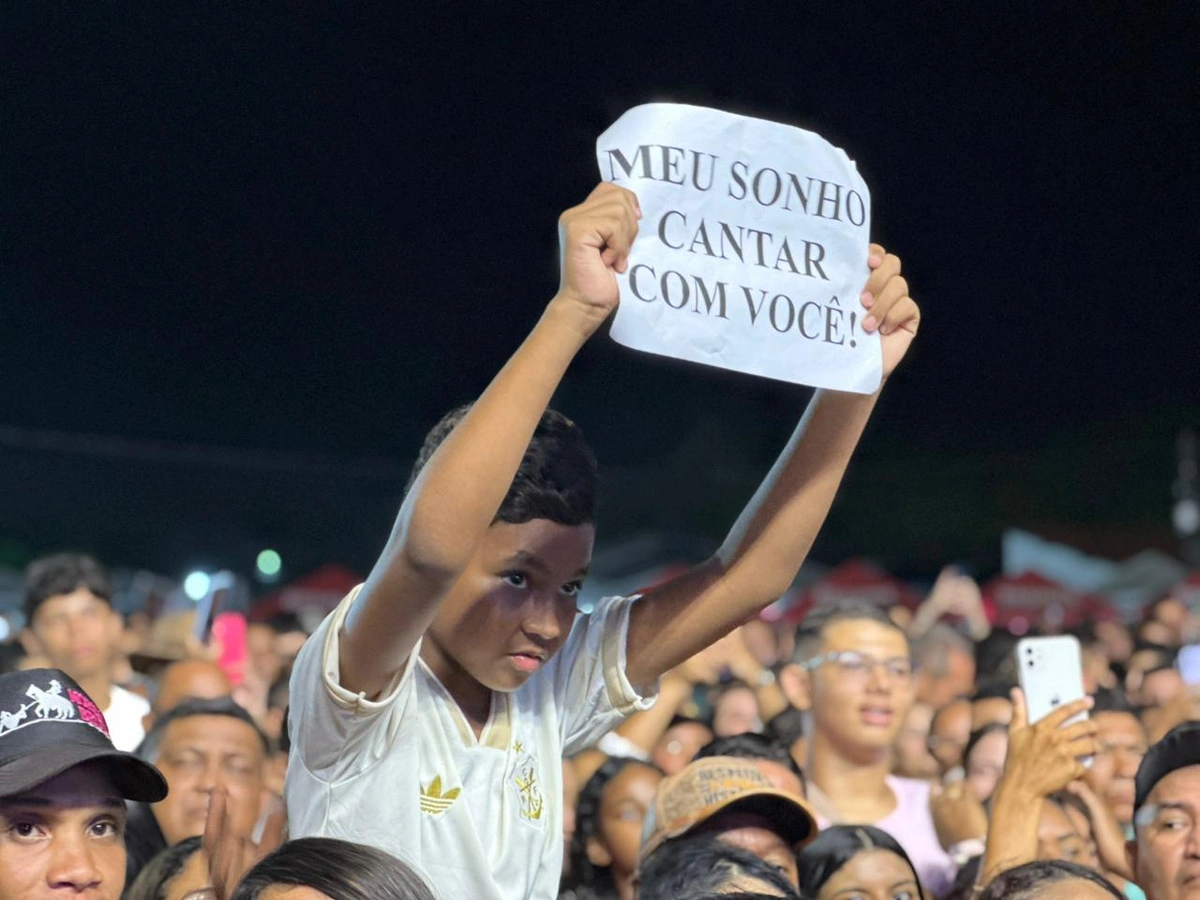 Pablo leva sofrência para grande público na última noite de shows da 74ª Expoapi
