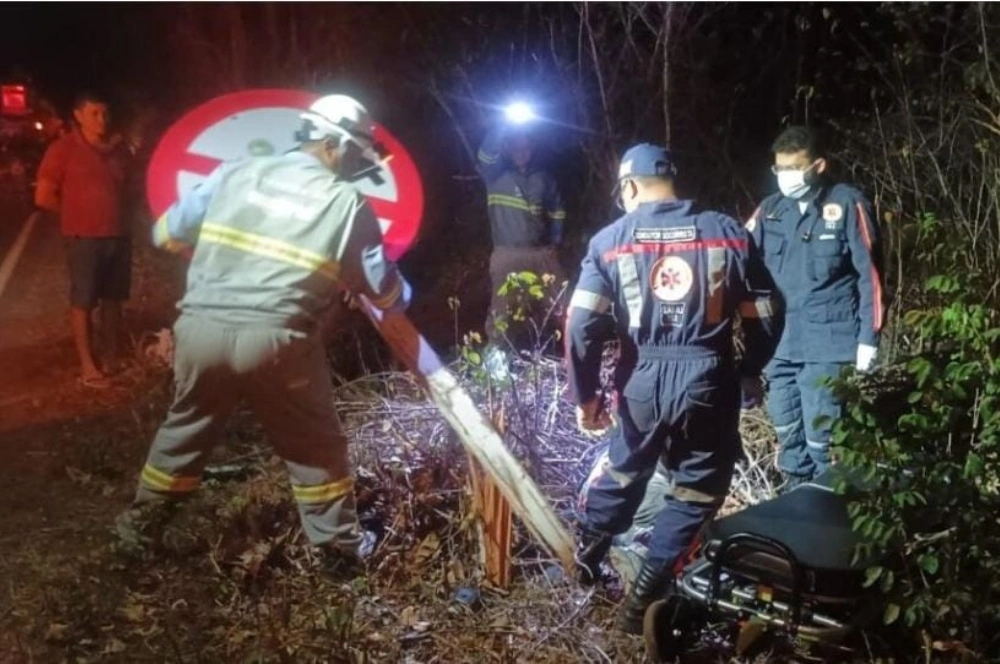 Pedreiro morre após colidir moto em placa de sinalização na PI-211, em Esperantina