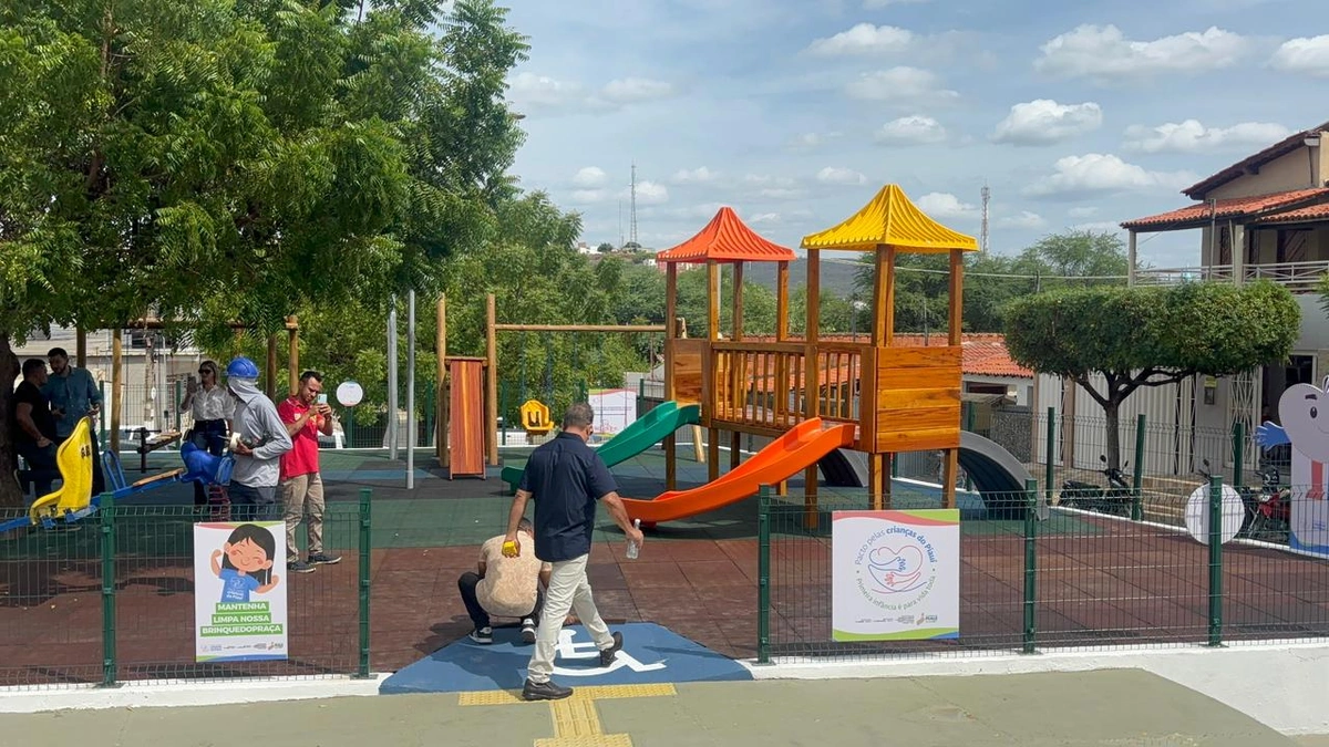 Picos ganha brinquedopraça reformada e crianças terão novo espaço de socialização