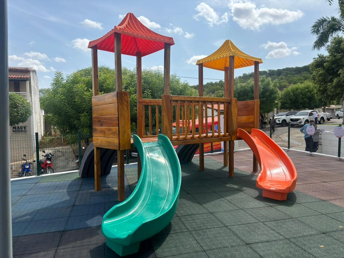 Picos ganha brinquedopraça reformada e crianças terão novo espaço de socialização