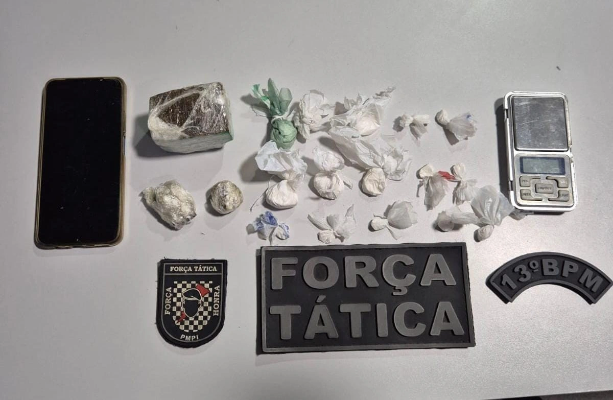 PM recupera moto furtada e prende suspeito com drogas e balança de precisão