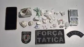 PM recupera moto furtada e prende suspeito com drogas e balança de precisão (Foto: Reprodução)