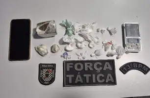 PM recupera moto furtada e prende suspeito com drogas e balança de precisão (Foto: Reprodução)