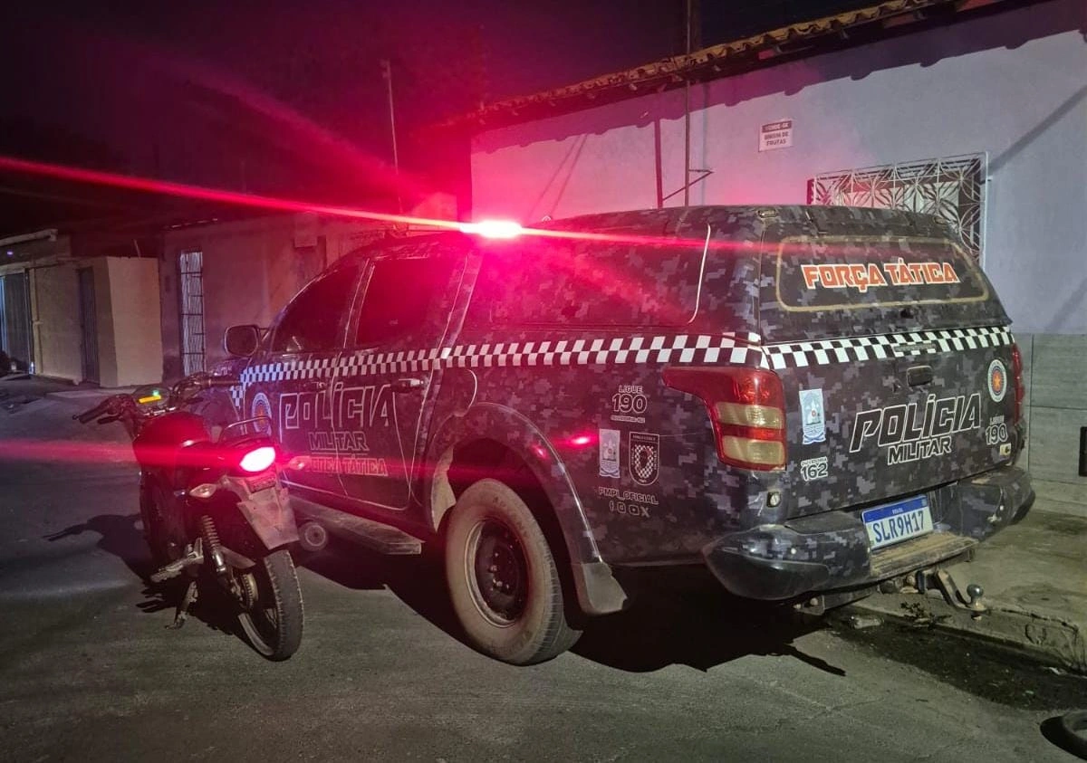 PM recupera moto furtada e prende suspeito com drogas e balança de precisão