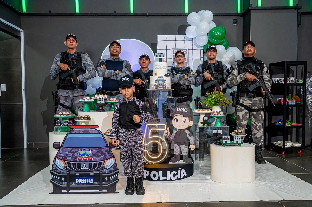 Polícia Militar surpreende criança em festa temática de aniversário em Teresina