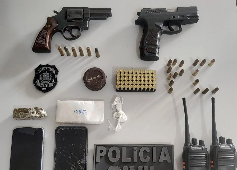 Policiais apreenderam armas de fogo, drogas e rádio comunicadores em "QG do Crime"