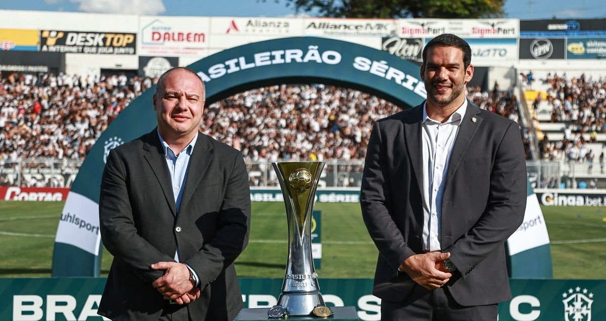 Presidente da Federação Paranaense de Futebol, Hélio Cury Filho, ao lado do presidente da CBF, Samir Xaud