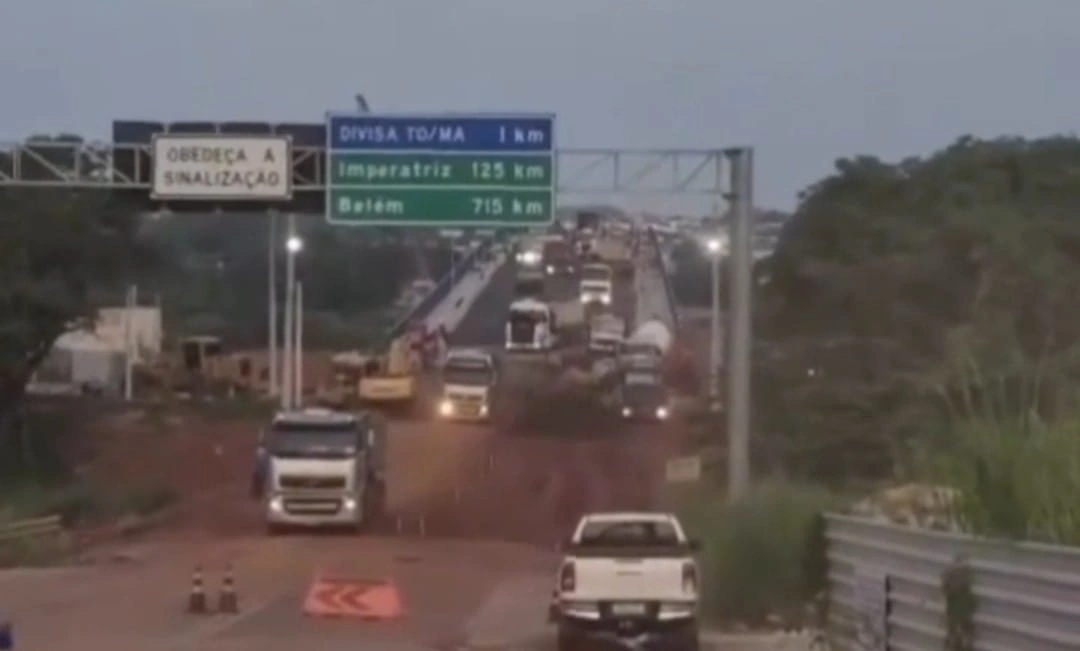 Primeiros caminhões cruzam nova ponte após tragédia entre Maranhão e Tocantins