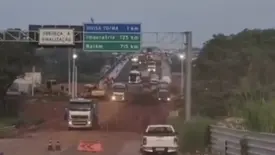 Primeiros caminhões cruzam nova ponte após tragédia entre Maranhão e Tocantins (Foto: Reprodução)