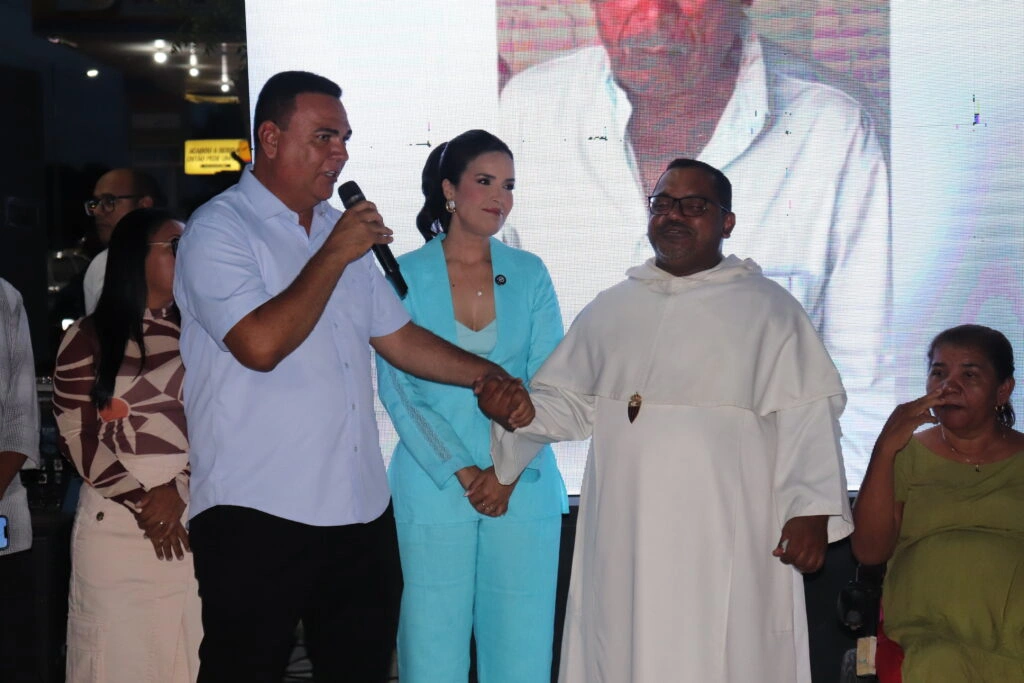 Rogério Castro inaugura revitalização da Praça da Igreja do bairro Santa Luzia