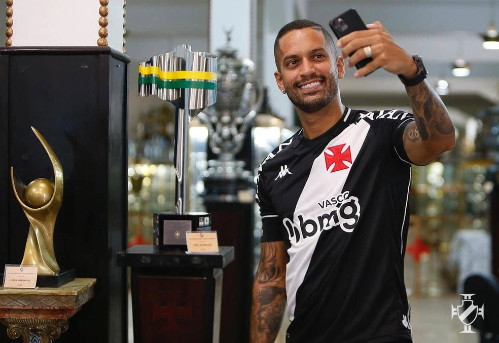 Rômulo posa ao lado da Copa do Brasil de 2011, conquista da qual fez parte com a camisa do Vasco