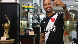 Rômulo posa ao lado da Copa do Brasil de 2011, conquista da qual fez parte com a camisa do Vasco (Foto: Rafael Ribeiro/Vasco da Gama)
