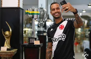 Rômulo posa ao lado da Copa do Brasil de 2011, conquista da qual fez parte com a camisa do Vasco (Foto: Rafael Ribeiro/Vasco da Gama)