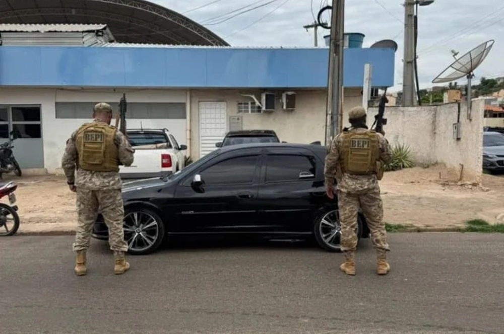 Suspeito de tráfico de drogas é preso com cocaína e tem carro apreendido em Picos