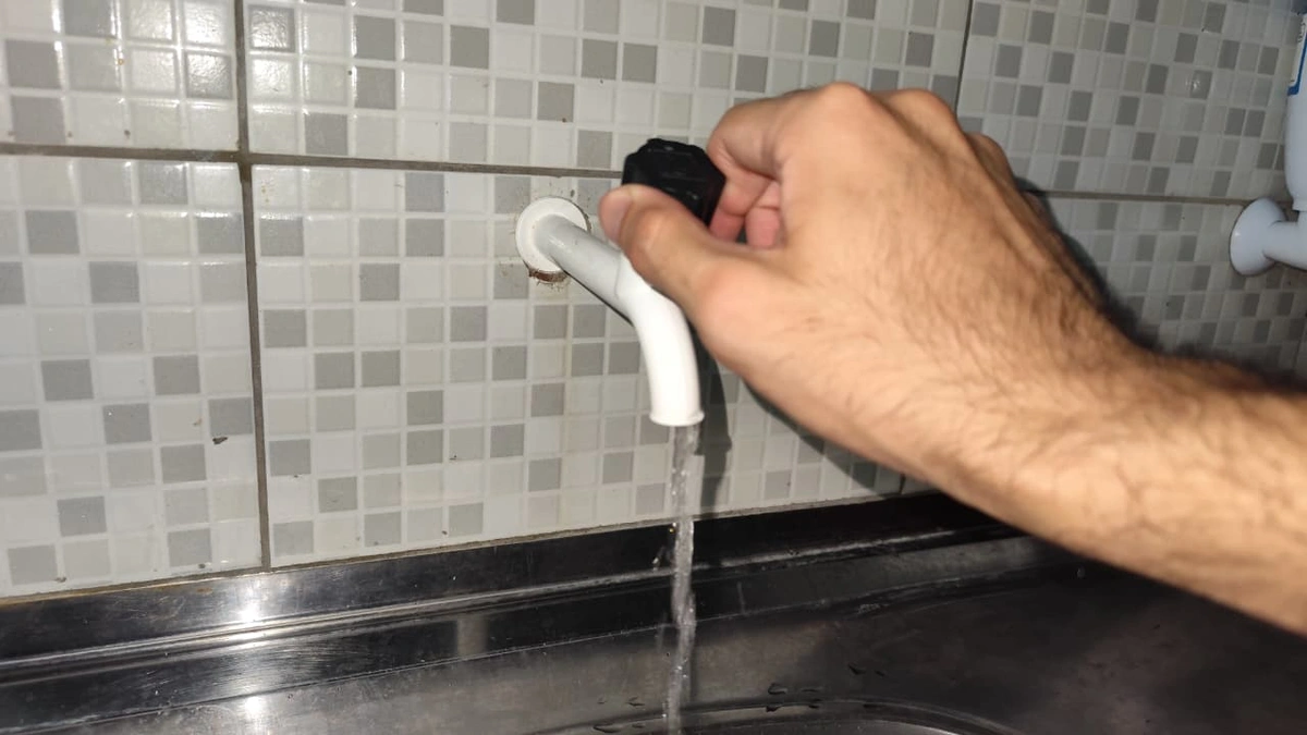 Torneira com água