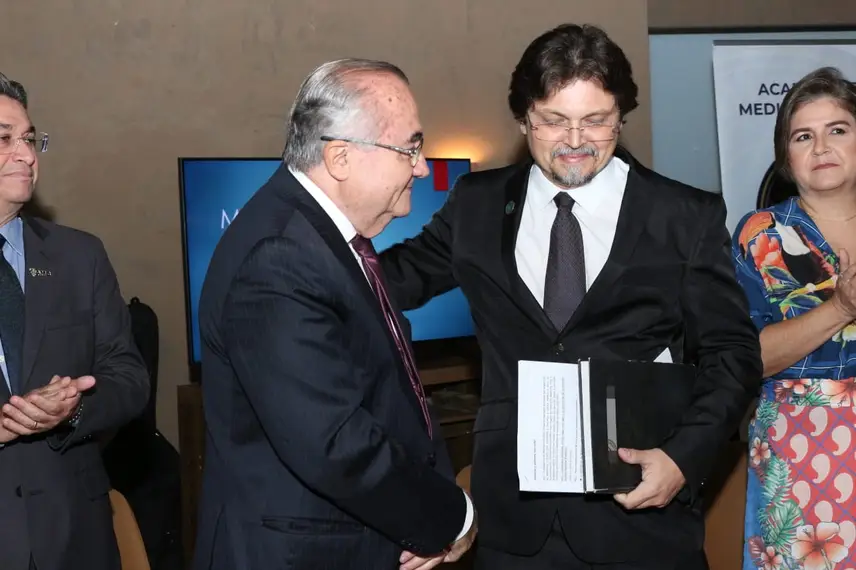 Academia de Medicina do Piauí realiza cerimônia de posse em noite prestigiada Academia de Medicina do Piauí realiza cerimônia de posse em noite prestigiada