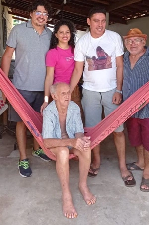 Acima seu Roseno sentado na rede ladeado pelo filho Francisco Brito  e netos.