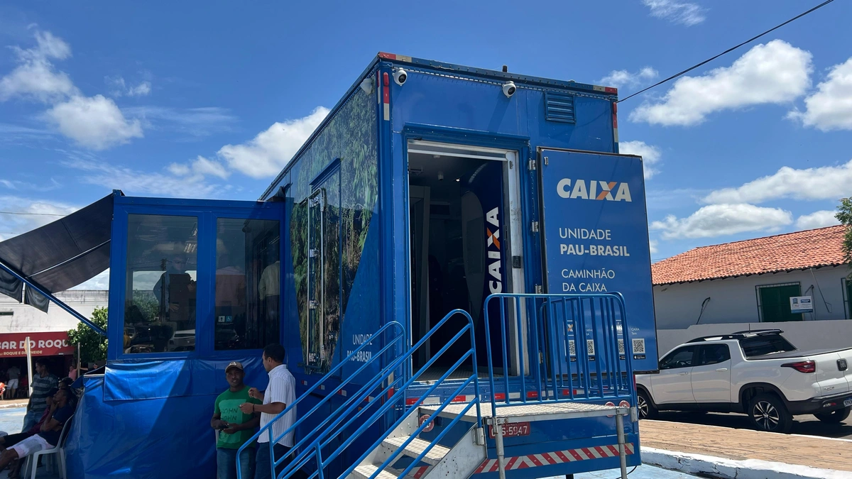 Agência móvel da Caixa Econômica chega a Simplício Mendes com atendimento massivo