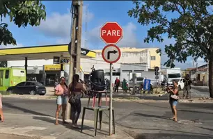 Ambulantes protestam contra retirada de parada de ônibus no Centro de Teresina (Foto: Reprodução)