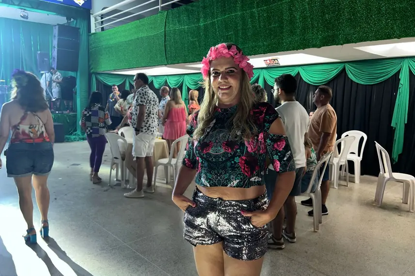 Baile do Hawaii anima foliões no Iate Clube de Teresina