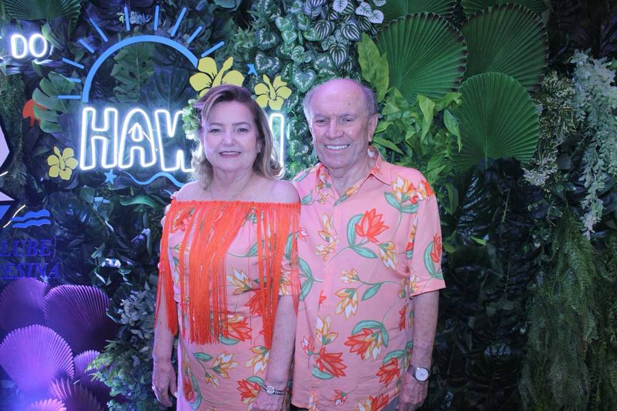 Baile do Hawaii anima foliões no Iate Clube de Teresina