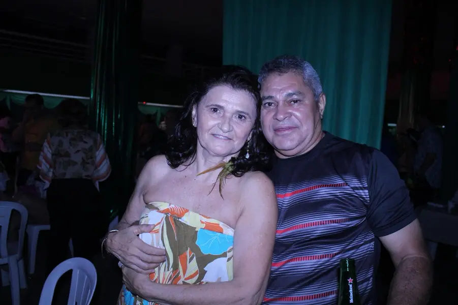 Baile do Hawaii anima foliões no Iate Clube de Teresina