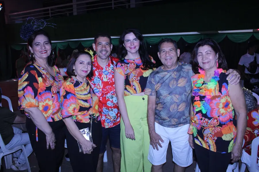 Baile do Hawaii anima foliões no Iate Clube de Teresina
