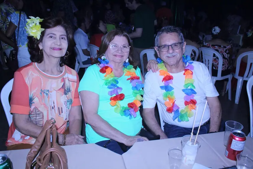 Baile do Hawaii anima foliões no Iate Clube de Teresina Baile do Hawaii anima foliões no Iate Clube de Teresina