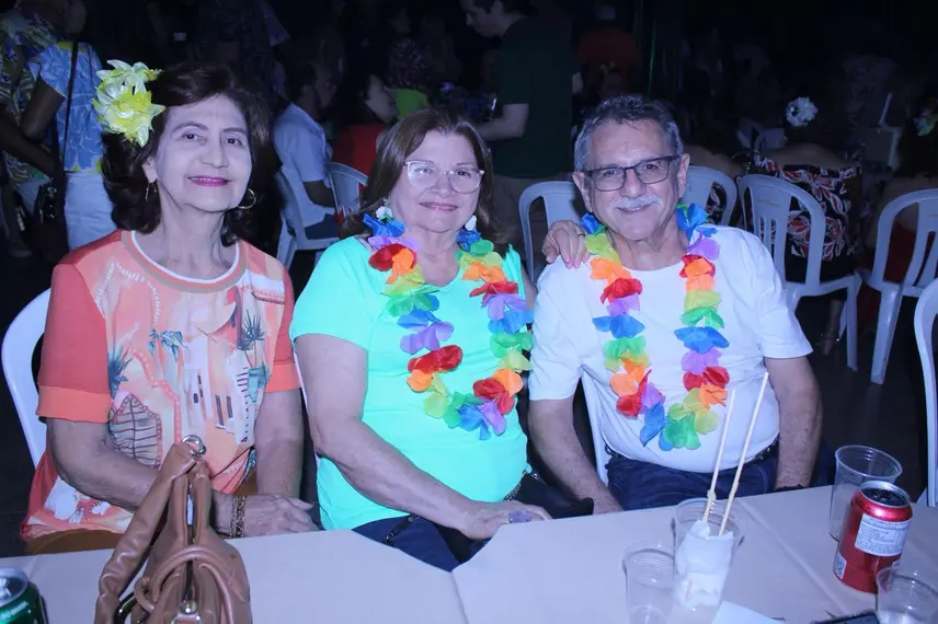 Baile do Hawaii anima foliões no Iate Clube de Teresina