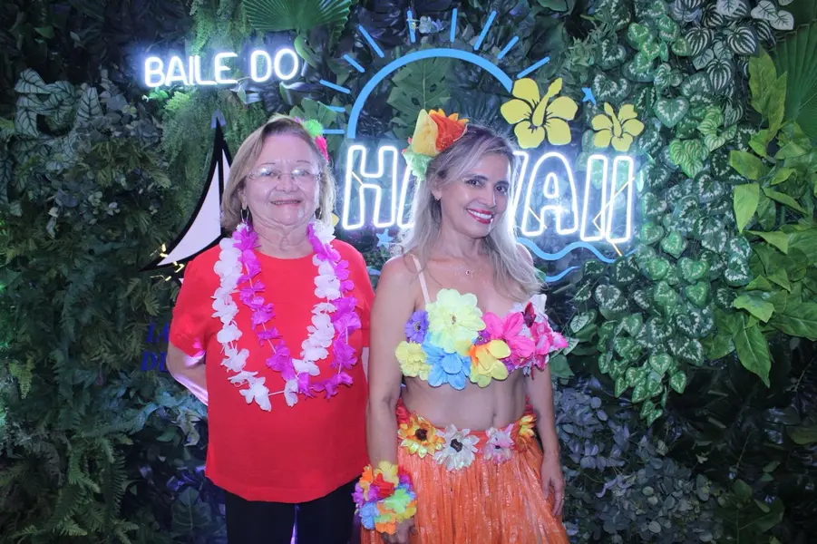 Baile do Hawaii anima foliões no Iate Clube de Teresina