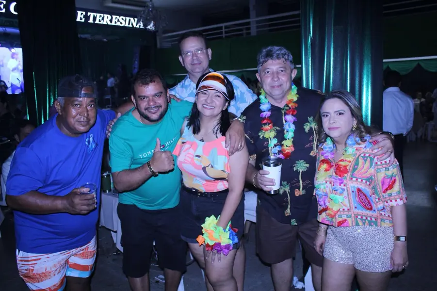 Baile do Hawaii anima foliões no Iate Clube de Teresina