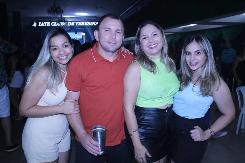 Baile do Hawaii anima foliões no Iate Clube de Teresina