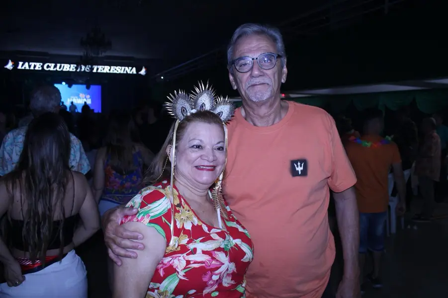 Baile do Hawaii anima foliões no Iate Clube de Teresina