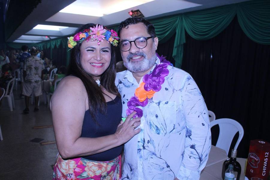 Baile do Hawaii anima foliões no Iate Clube de Teresina