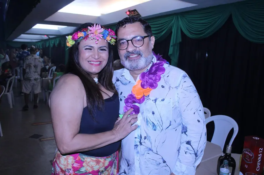 Baile do Hawaii anima foliões no Iate Clube de Teresina