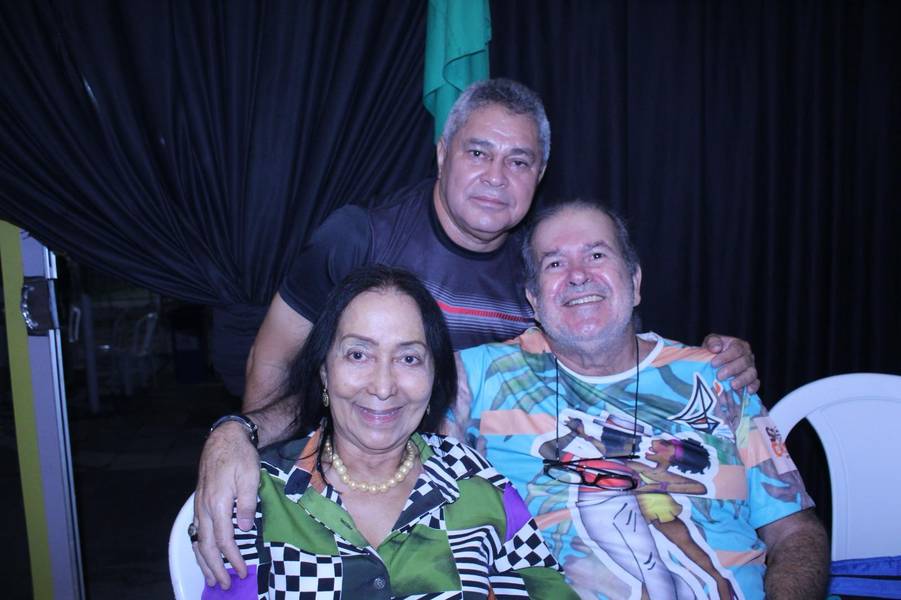 Baile do Hawaii anima foliões no Iate Clube de Teresina