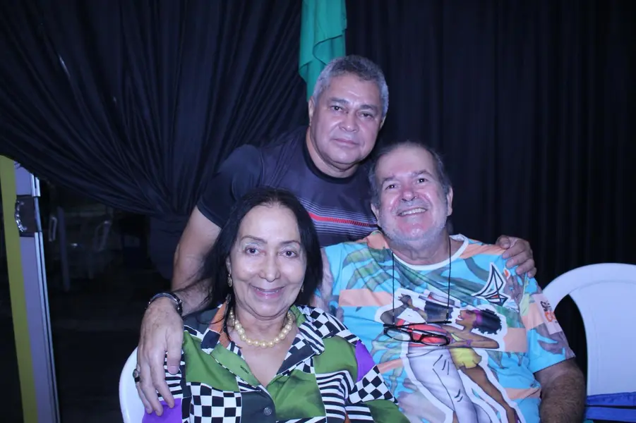 Baile do Hawaii anima foliões no Iate Clube de Teresina