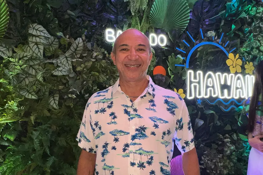 Baile do Hawaii anima foliões no Iate Clube de Teresina